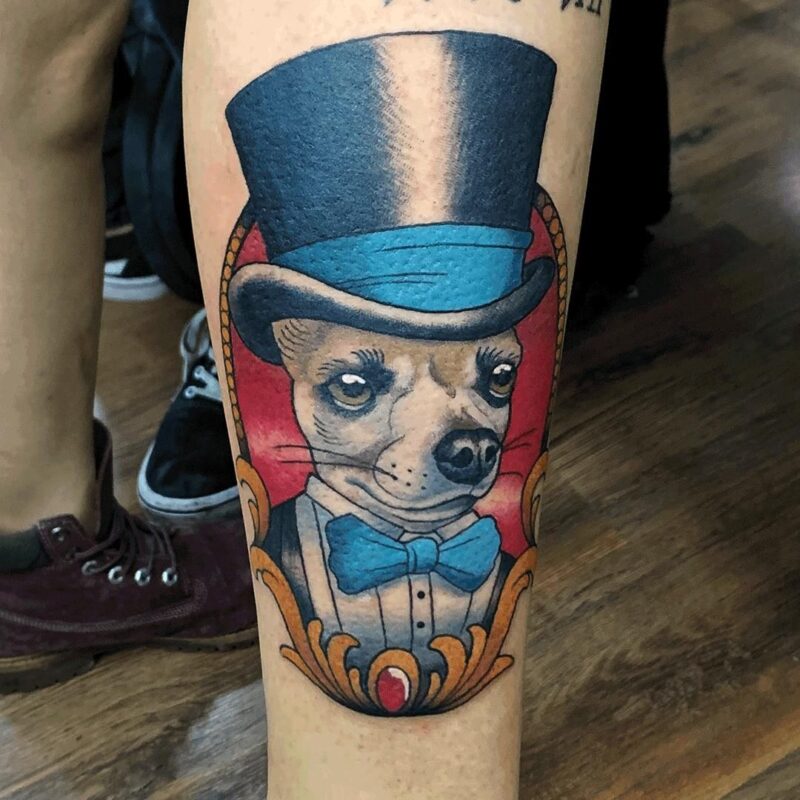 Tatuaje de perro en caricatura