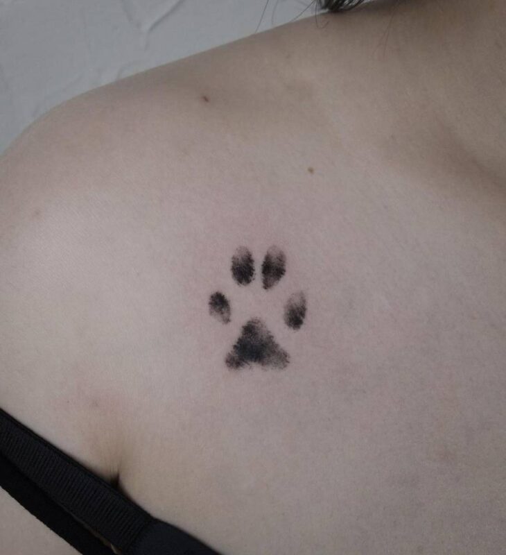 tatuaje huellas de perrito