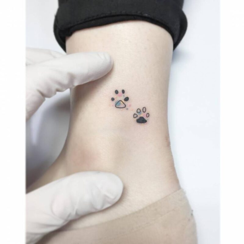 tatuaje huellas de perro