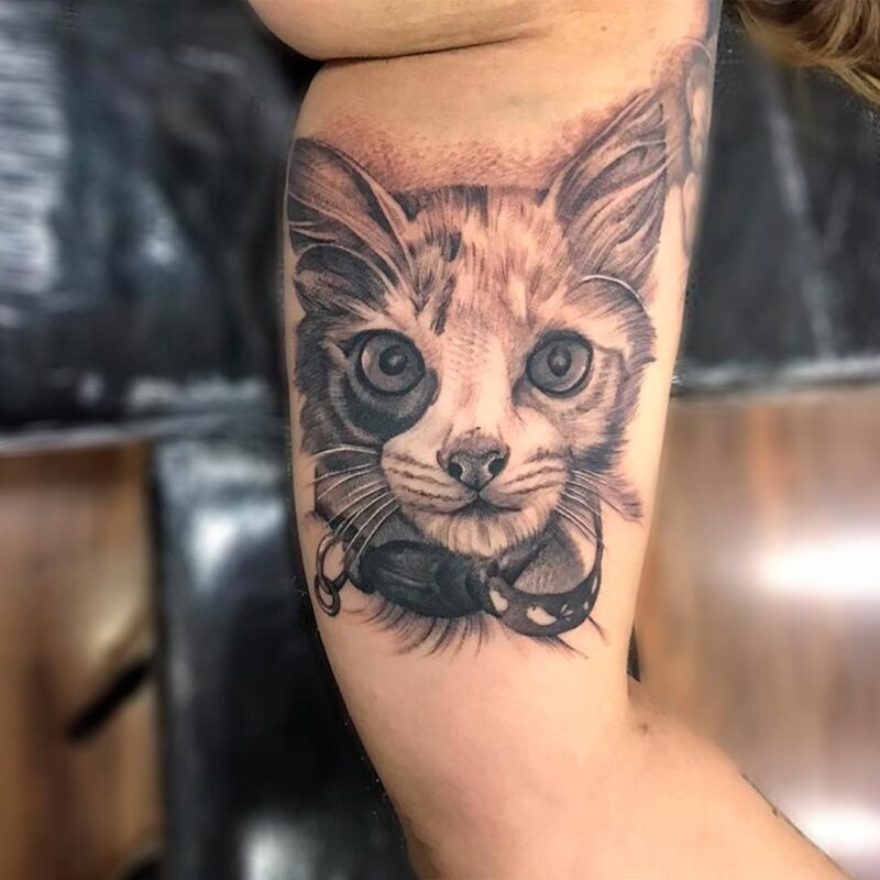 Tatuaje de gato a blanco y negro