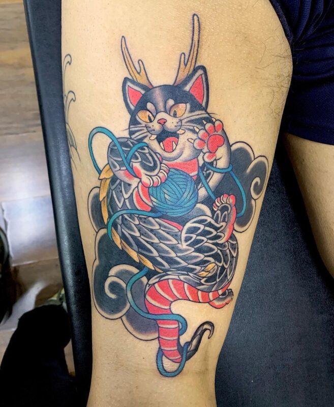 Tatuaje de gato juguetón