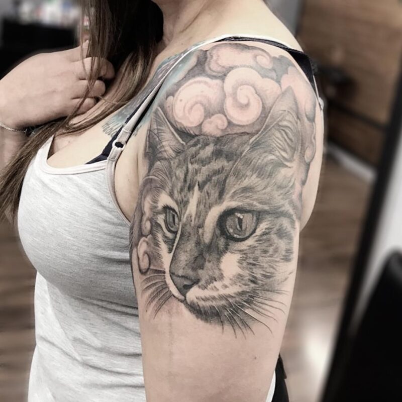 tatuaje de gato en blanco y negro