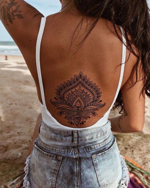 Tatuaje de mandala en la espalda