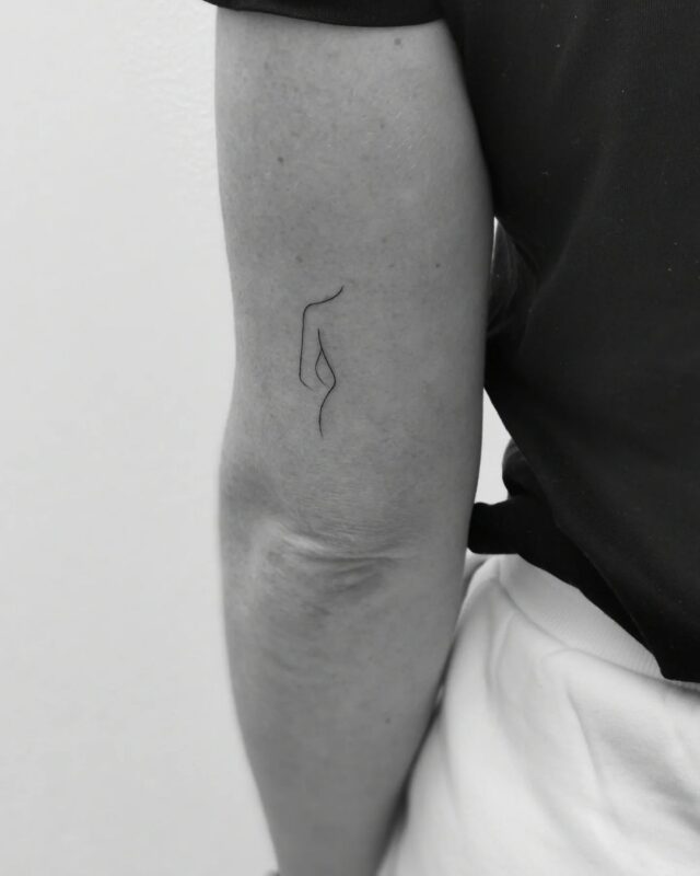 tatuaje de silueta de mujer