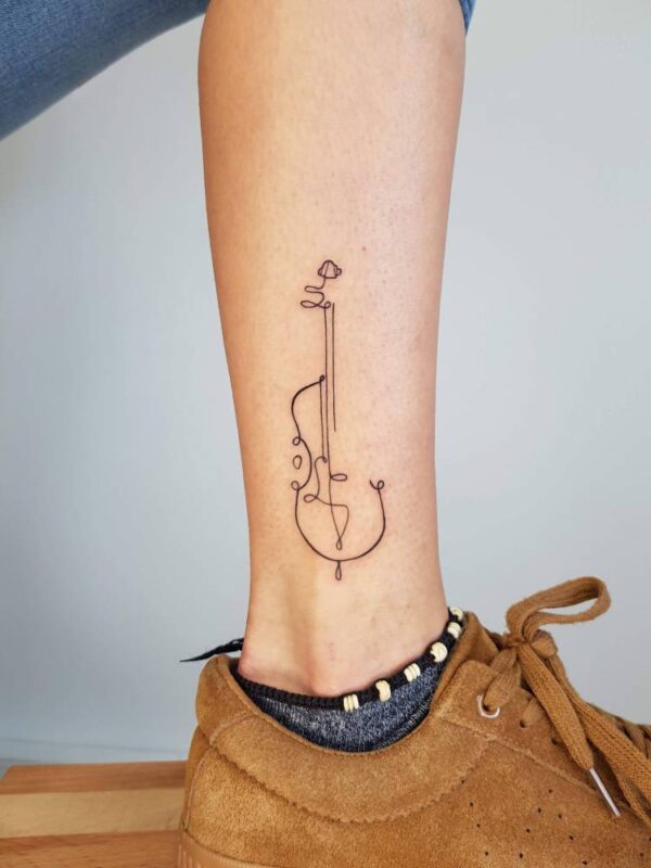 tatuaje de silueta de instrumentos musicales