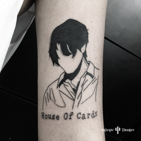 tatuaje en blanco y negro de house of cards, idea de tatuaje para hombre, mejores estudios de tatuajes