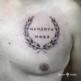 tatuaje hojas de laurel, tatuaje de frase memento mori, idea de tatuaje para hombre, mejores estudios de tatuajes