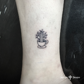 tatuaje minimalista de cactus en pierna, idea de tatuaje para mujer, mejores tatuadores cdmx