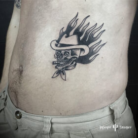 tatuaje calavera tradicional en blanco y negro en infierno tatuajes