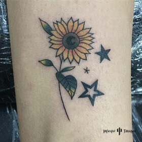 tatuaje flor margarita con luna y estrella a color en pie, infierno tatuajes
