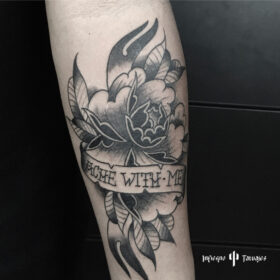tatuaje peonia antebrazo, blanco y negro en infierno tatuajes