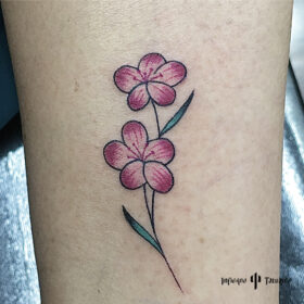 tatuaje pequeño de flor rosa en pie infierno tatuajes