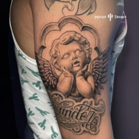 tatuaje de angel en brazo en sombras