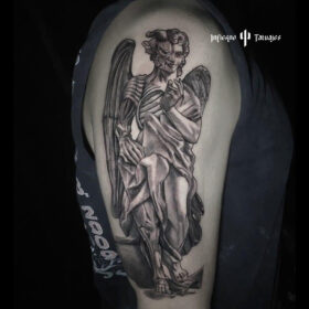 tatuaje de angel y demonio en brazo en sombras