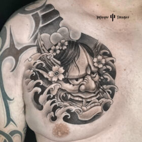 tatuaje de hannya en pecho con olas japonesas