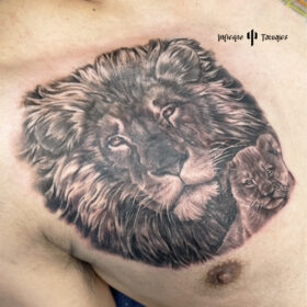 tatuaje realista de leon y su cachorro en pecho para hombre