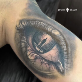 tatuaje realista de ojo con sombra en la pupila
