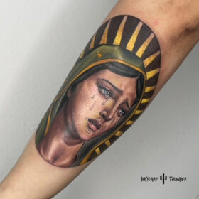 tatuaje realista del rostro de la virgen maria antebrazo