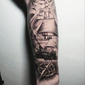tatuaje barco y rosa de los vientos antebrazo en blanco y negro