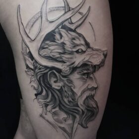 tatuaje hombre con lobo en blanco y negro