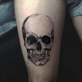 tatuaje calavera en blanco y negro en pierna