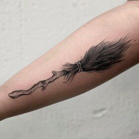 tatuaje escoba de bruja en antebrazo