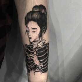 tatuaje mujer esqueleto en blanco y negro