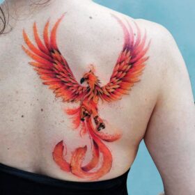 tatuaje ave fenix a color en espalda