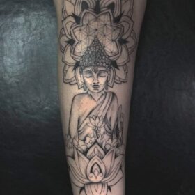 tatuaje buda con mandala en antebrazo