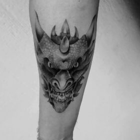 tatuaje cabeza de dragon en antebrazo