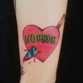 tatuaje corazon con cuchillo a color
