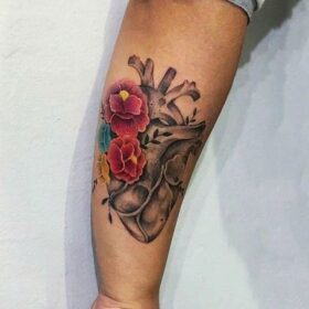 tatuaje corazon con flores