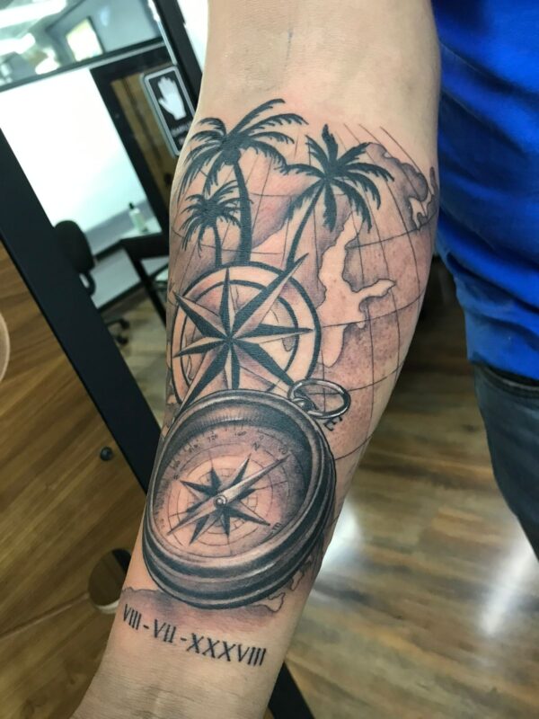 tatuaje de rosa de los vientos y brújula en blanco y negro 