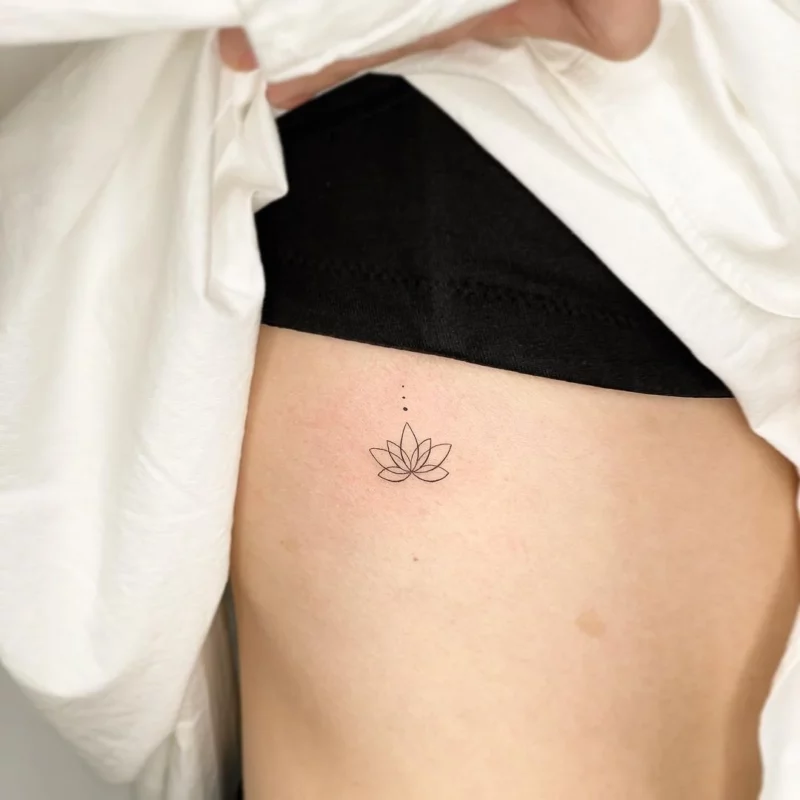 tatuaje de flor de loto minimalista
