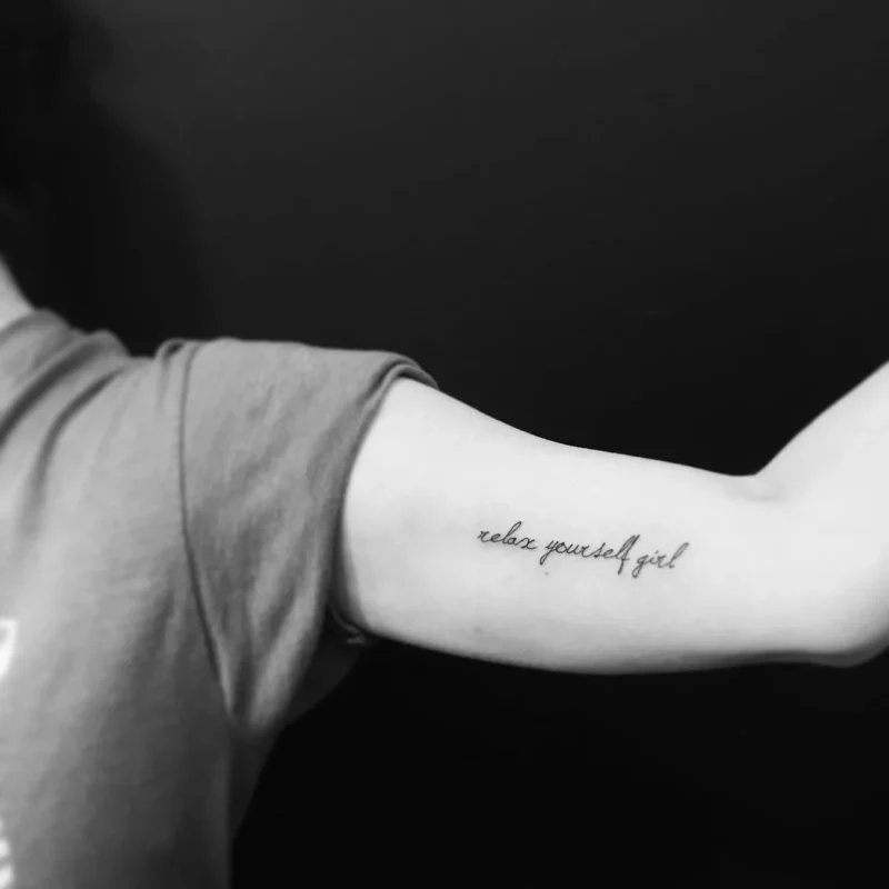 Tatuaje de frase en el brazo Infierno tatuajes