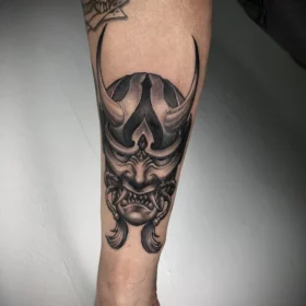 tatuaje mascara japonesa sombras antebrazo
