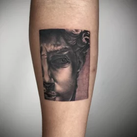 tatuaje rostro david de miguel angel en sombras
