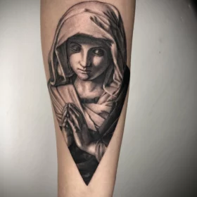 tatuaje rostro de virgen en sombras