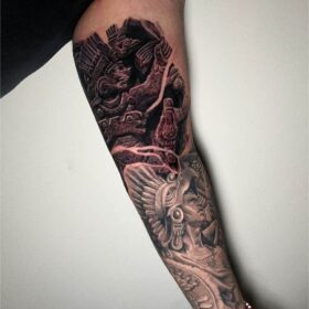 caballero aguila tatuaje realista en brazo blanco y negro
