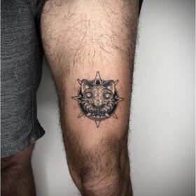 tatuaje mascara de jaguar en pierna blanco y negro