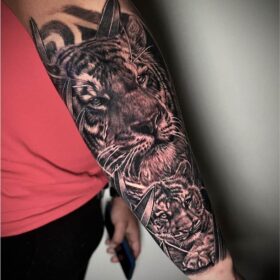 tigre y cachorro realista tatuado en antebrazo en sombras