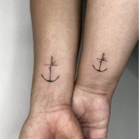 tatuaje pequeño de ancla minimalista con la palabra fé para parejas