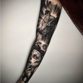 xoloitzcuintle y catrina realistas tatuados en manga de mujer sombras