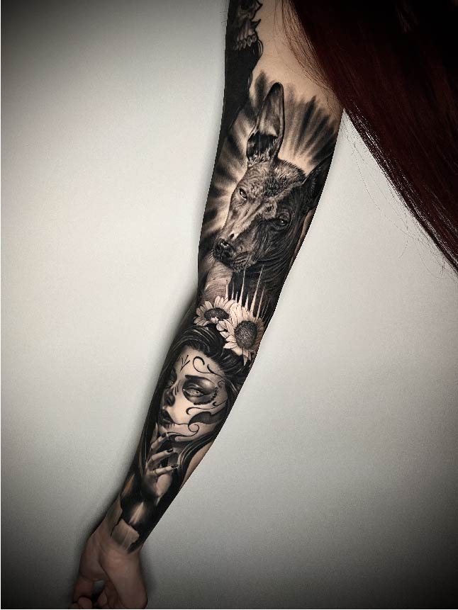 xoloitzcuintle y catrina realistas tatuados en manga de mujer sombras