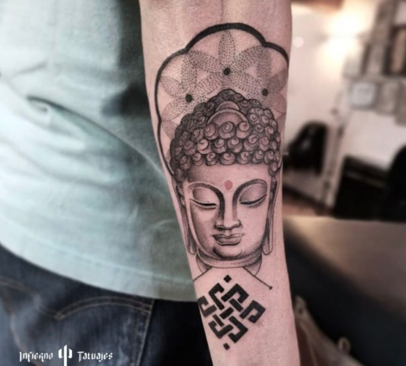 tatuaje de buda en antebrazo en blanco y negro, mejores tatuadores cdmx, mejor estudio de tattoos df, infierno tatuajes, idea de tatuaje para hombre