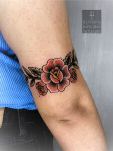 rosa-roja-pequeña-en-brazo-tradicional