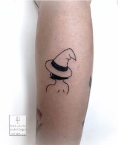 tatuaje bruja en linea minimalista