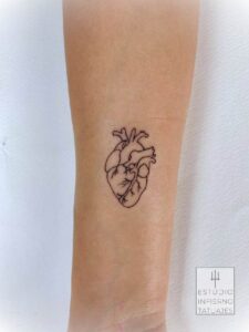 tatuaje corazon pequeño en lineas
