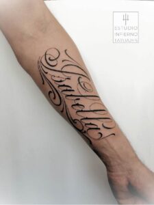 tatuaje de letras en antebrazo