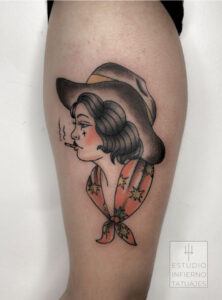 tatuaje-de-mujer-de-perfil-fumando-tradicional-con-sombrero